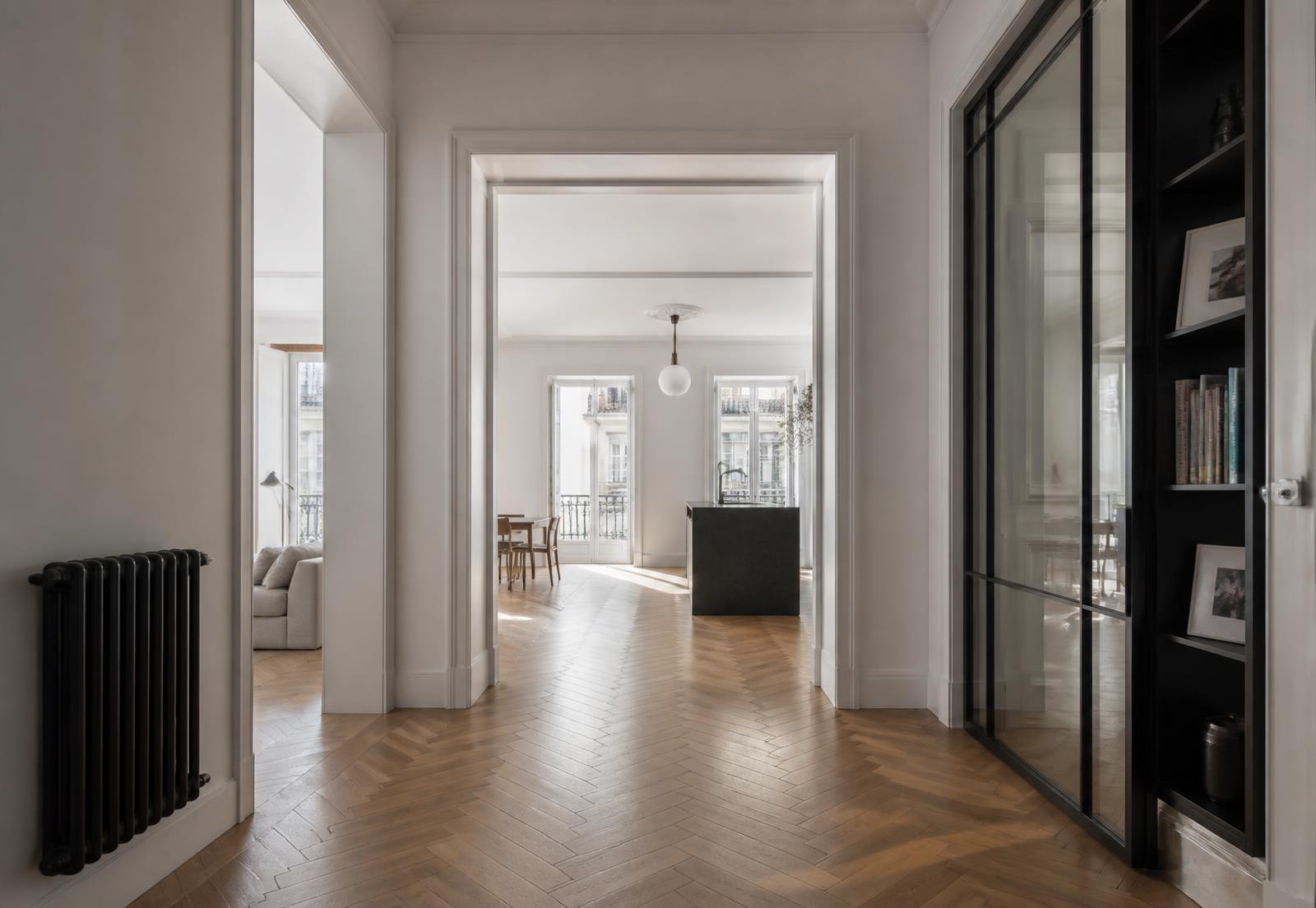 Interior de apartamento remodelado com soalho em espinha